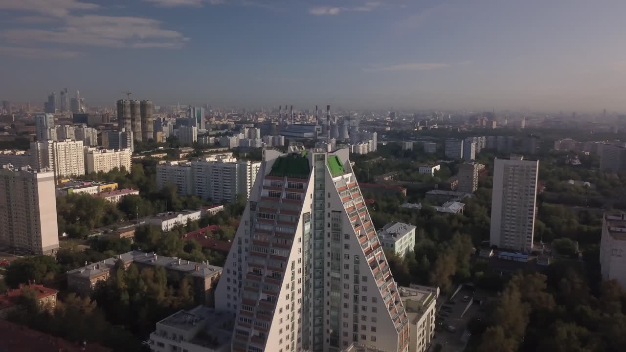moscú interesante edificio temprano en la mañana película de drone