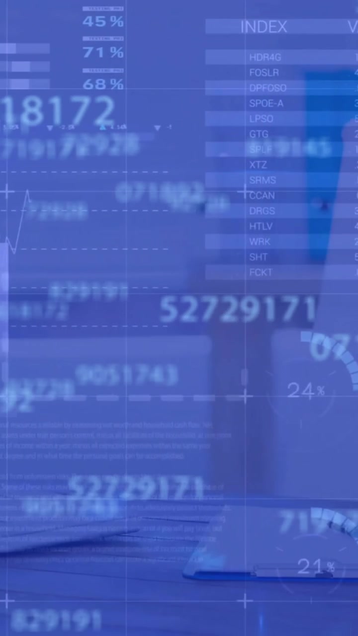 Animación de procesamiento de datos y gráficos sobre ordenadores en un escritorio en una oficina
