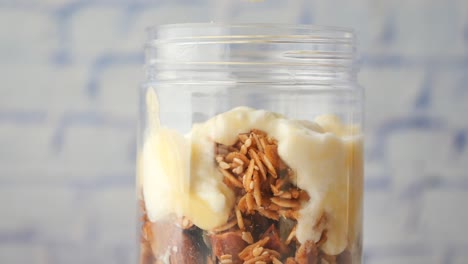 perfecto de yogur en capas con granola