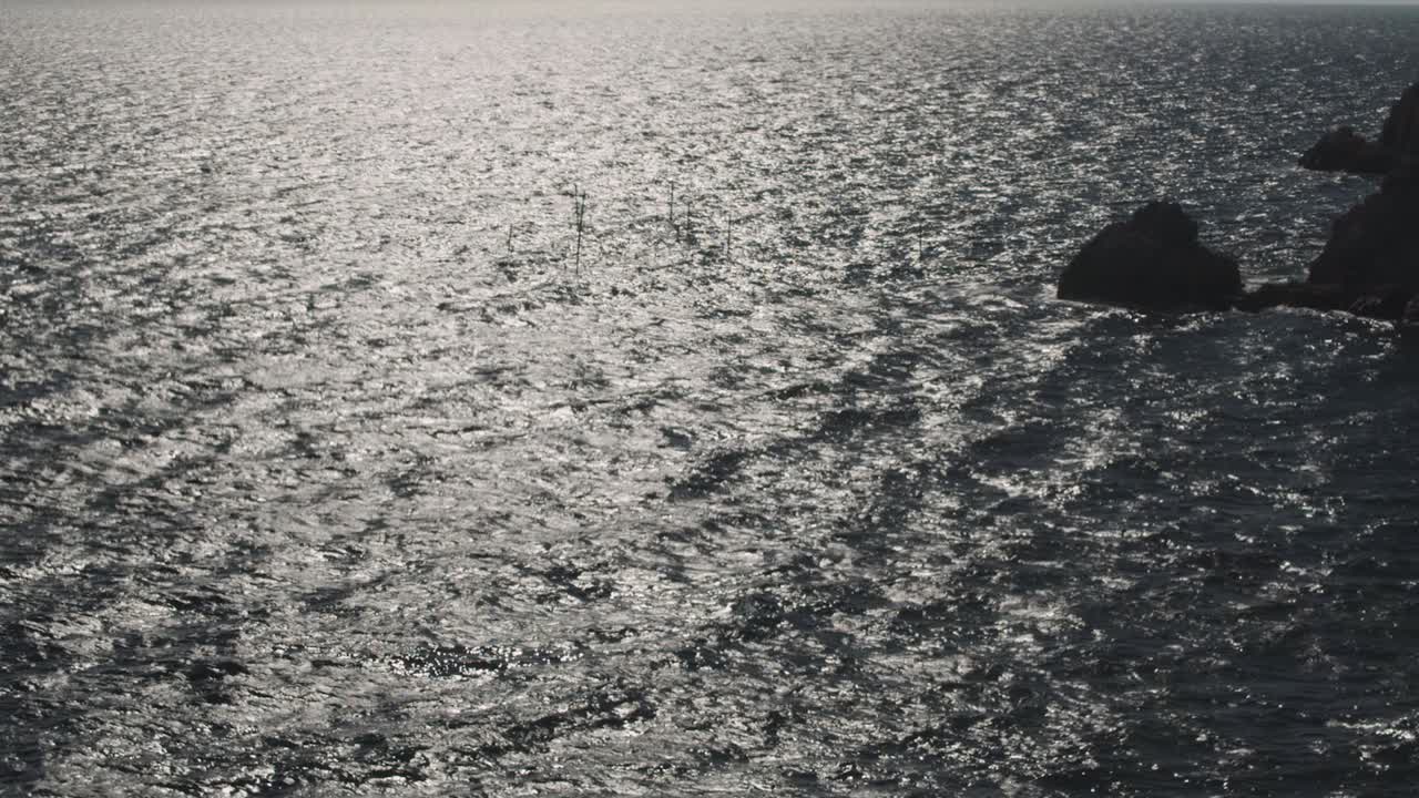 океанские волны и скалы на береговой линии