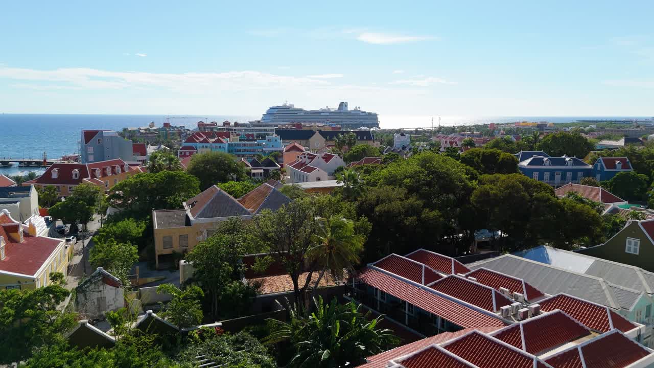 드론이 오트로반다 윌렘스타드 쿠라카오 위로 올라와 항구에서 크루즈 선박과 멀리 떨어져 있습니다.