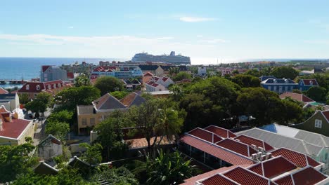 drone asciende sobre otrobanda willemstad curaçao con el crucero en la distancia en el puerto