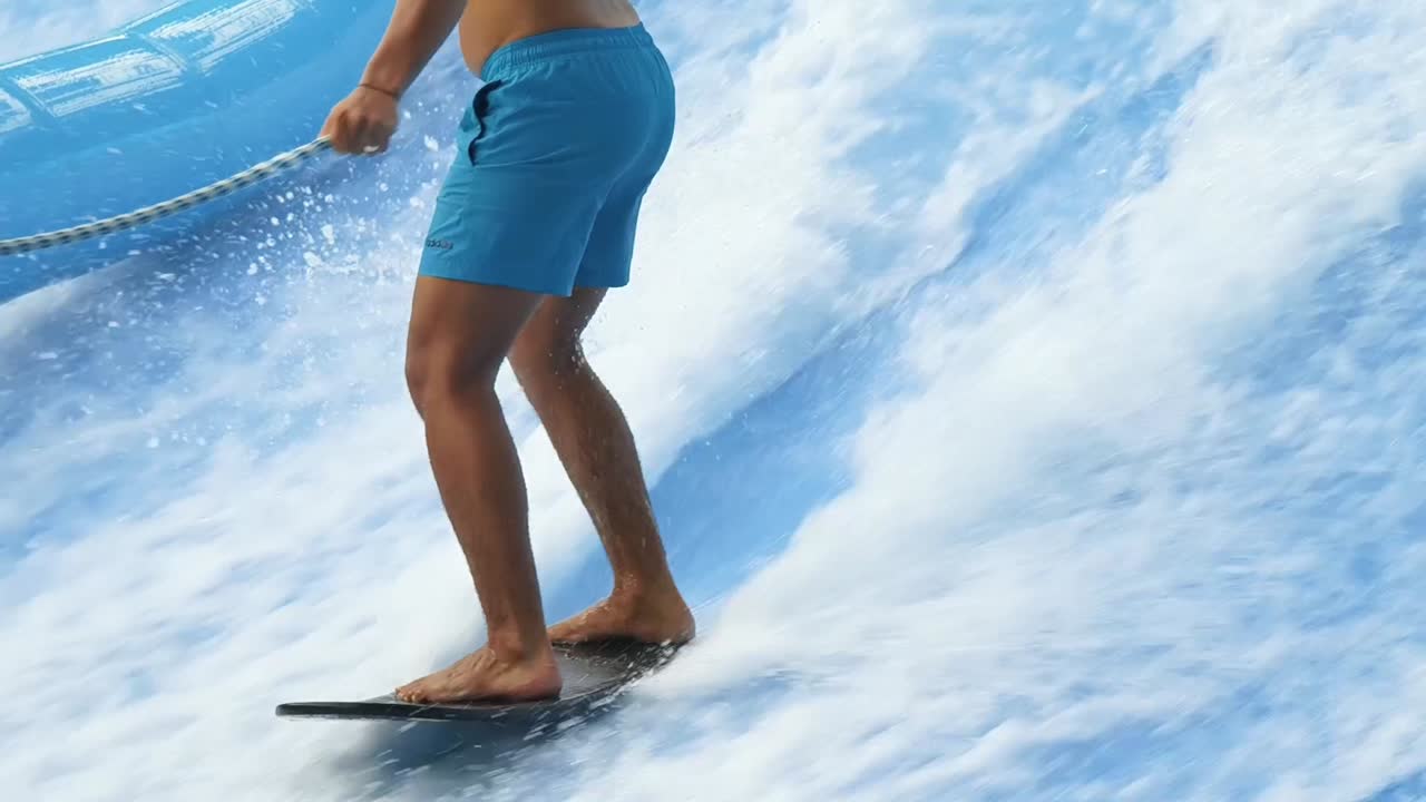 hombre surfeando en una piscina de olas cubierta