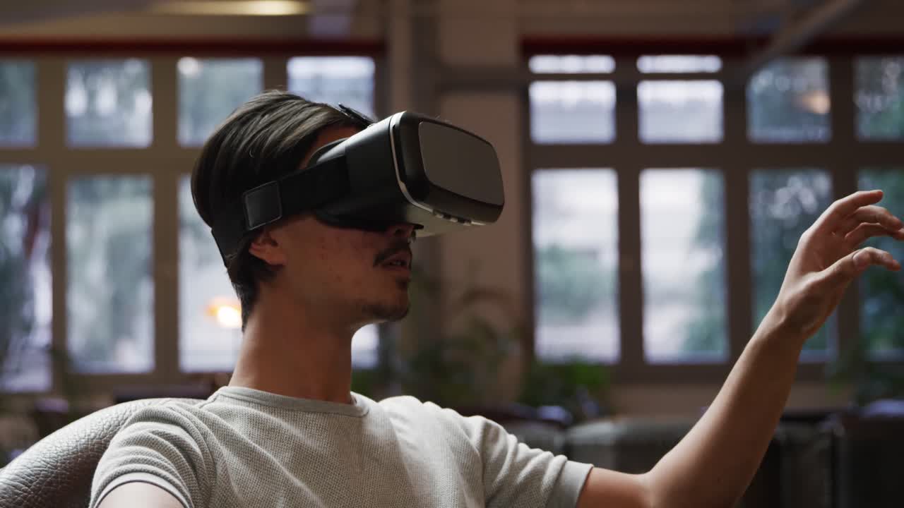 Uomo di etnia mista che usa un visore per la realtà virtuale