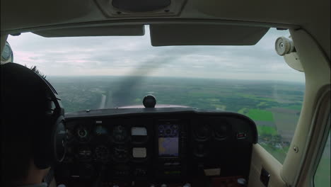 Joven-Piloto-Masculino-Volando-Un-Pequeño-Avión-A-Lo-Largo-De-La-Carretera-Y-El-Río,-Hobby,-Tiempo-Libre,-Cessna-172,-Condiciones-De-Viento