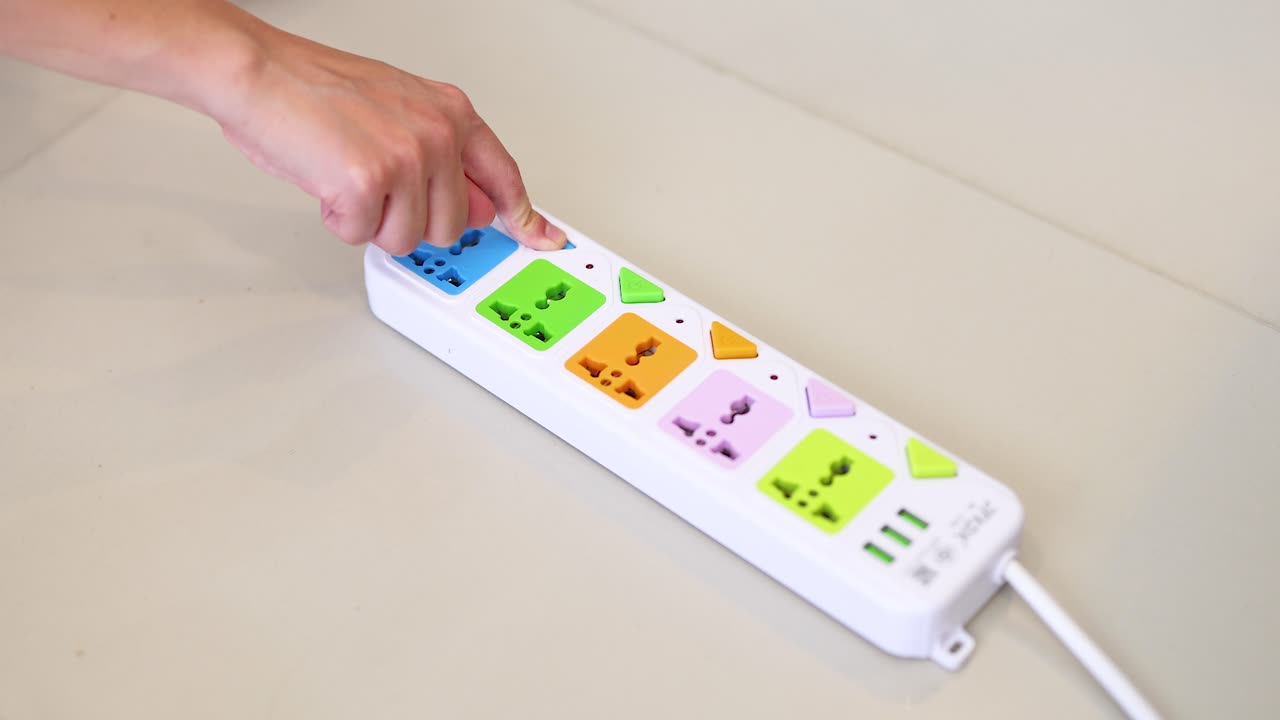 una mano interactúa con una tira de energía colorida, conectando y desconectando dispositivos en un entorno bien iluminado