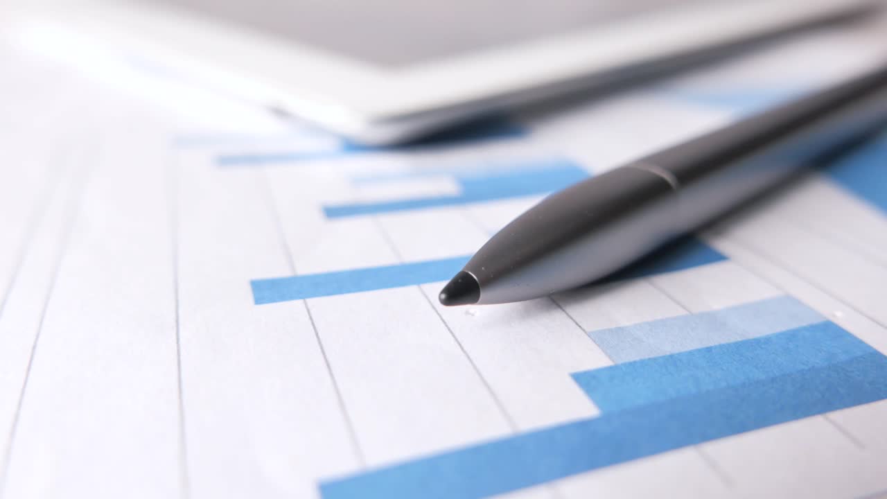 informe de negocios y tableta