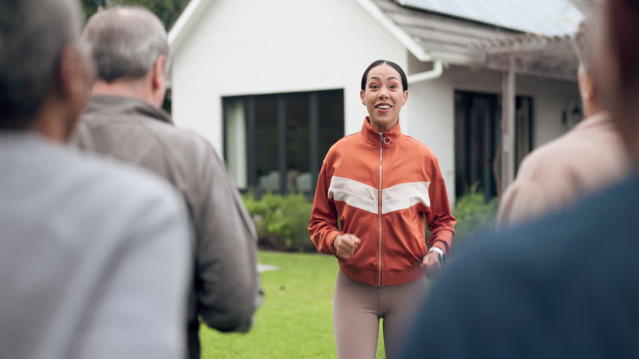 fitness, clase y entrenador personal con personas mayores