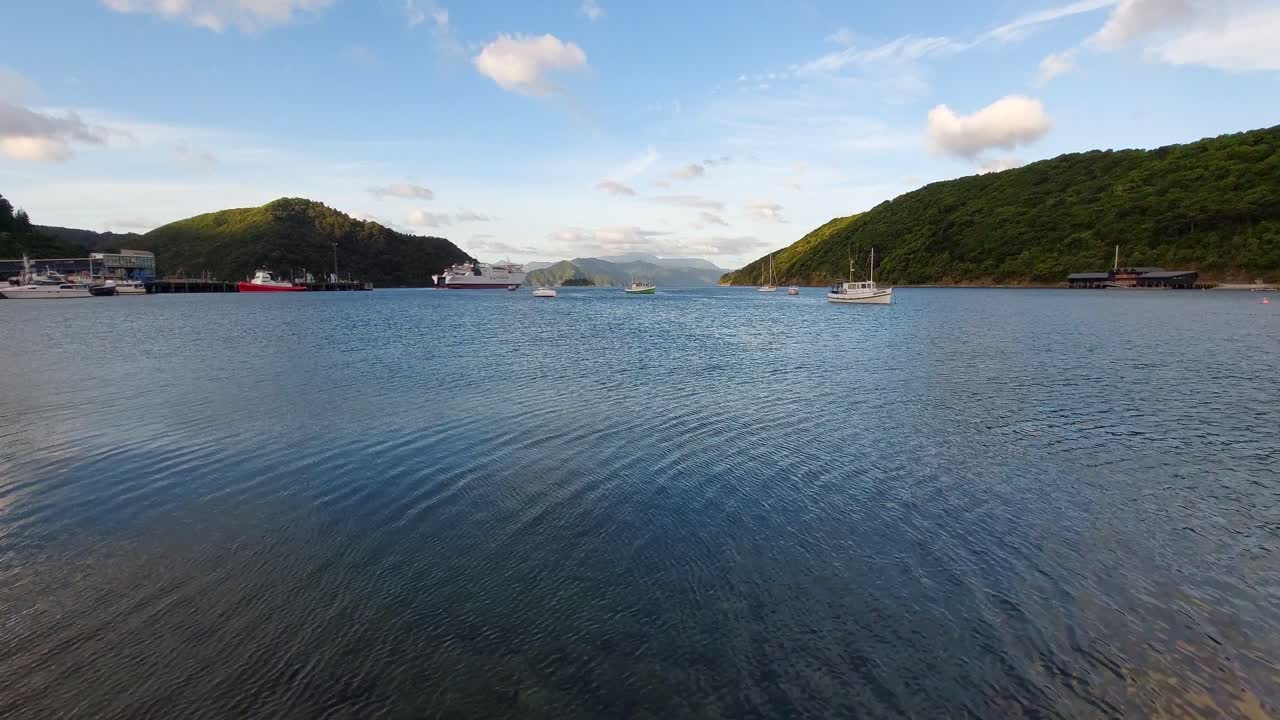 인터아일랜더 페리가 뉴질랜드 남섬의 말버러 사운드로 항해할 때 픽턴에서 바라본 시간 경과