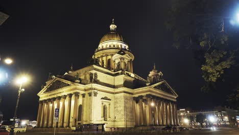 la catedral de san petersburgo por la noche