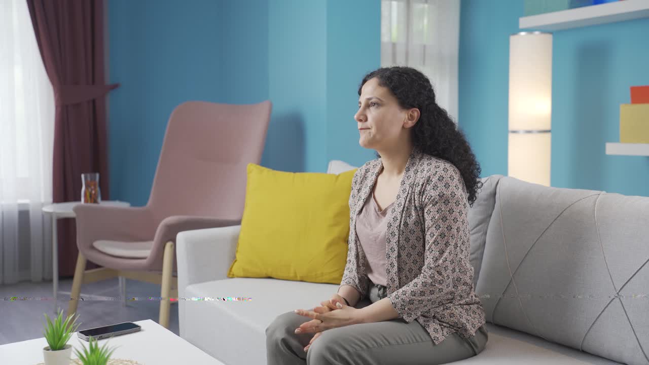 기도하는 젊은 기독교 여성.