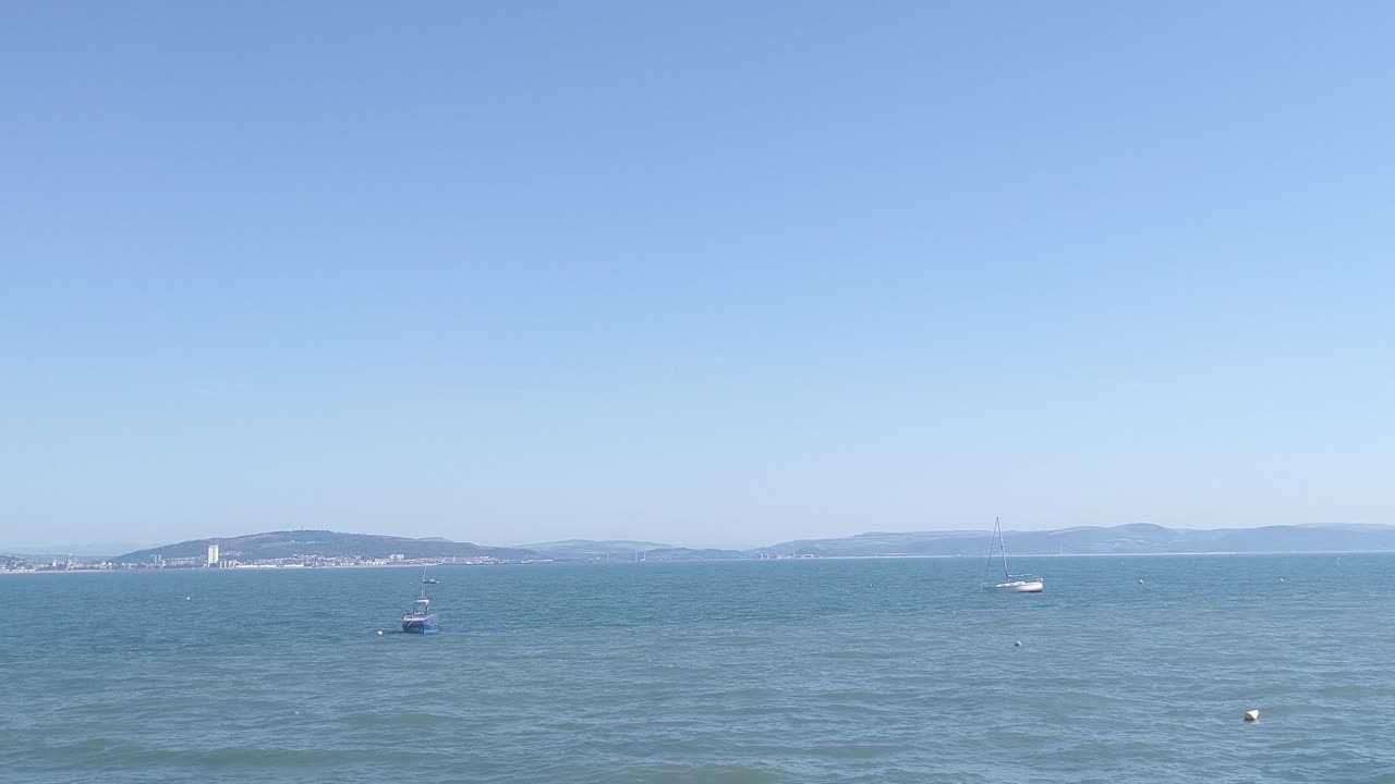 여름 에 스완시 만 에 정박 한 배 들