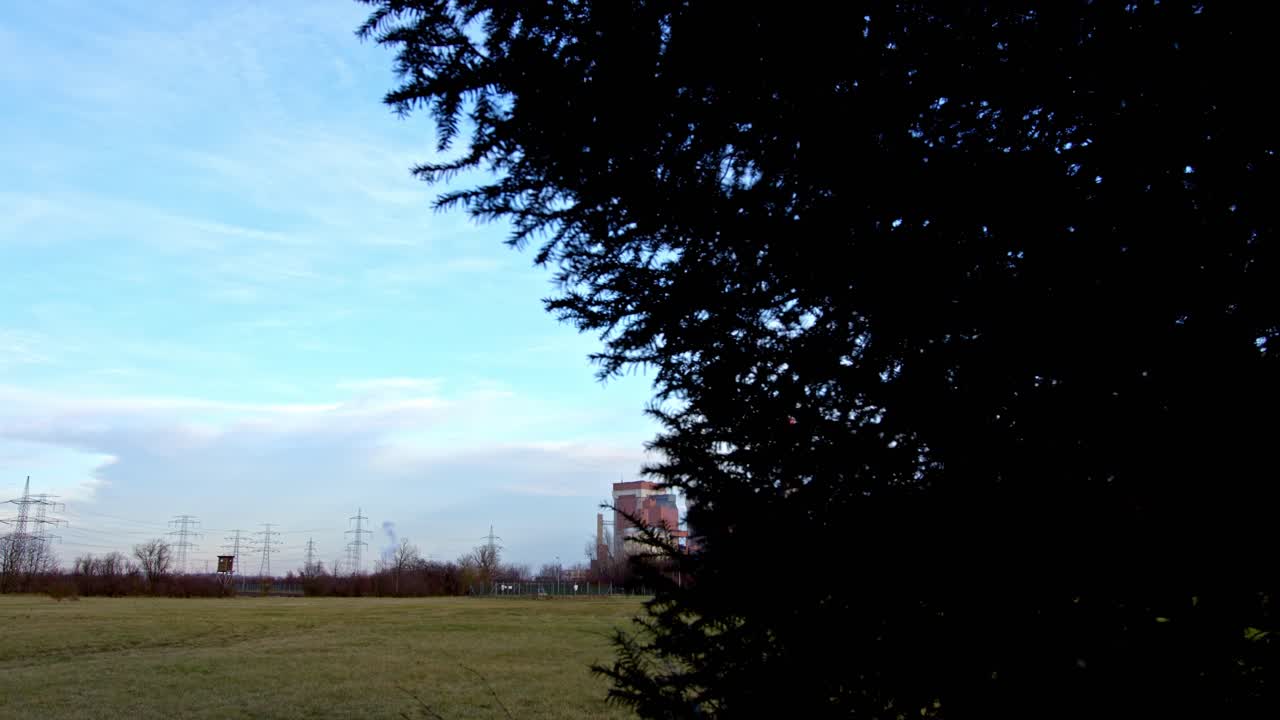 로어 오스트리아 즈벤텐도르프의 나무 뒤에서 드러난 화력 발전소