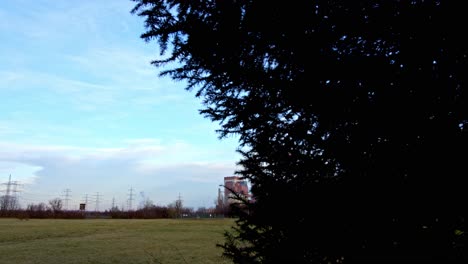central térmica revelada detrás de un árbol en zwentendorf, baja austria