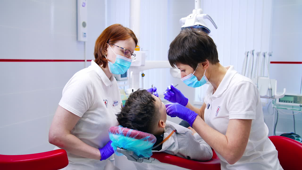 Niño visitando la clínica dental. Dentista examinando los dientes de un niño pequeño en la clínica.