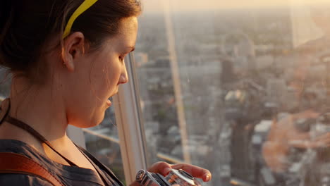 Tourist-taking-photograph-of-sunset-in-london-skyline--view-from-The-Shard