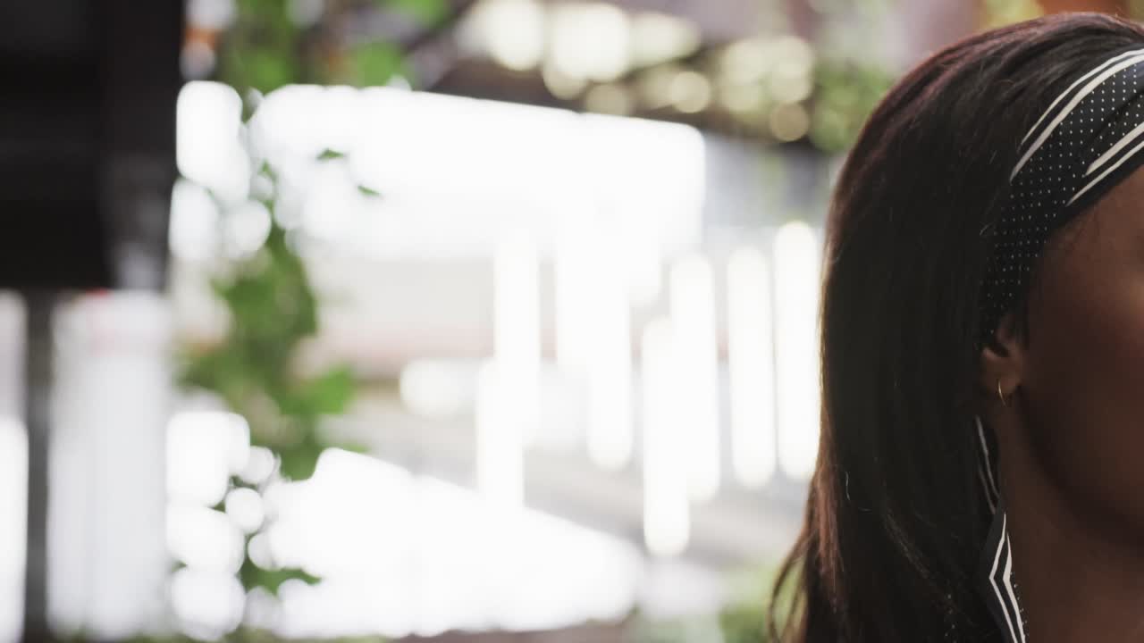 복사 공간, 슬로우 모션에서 행복한 아프리카계 미국인 캐주얼 사업가의 반 초상화