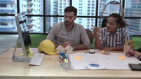 grupo de empresarios creativos teniendo una conversación en el escritorio de la oficina en el lugar de trabajo.