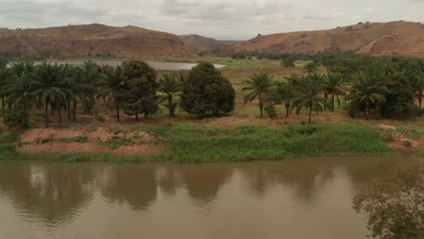 Volando-Sobre-El-Río-Keve,-Angola,-áfrica-11