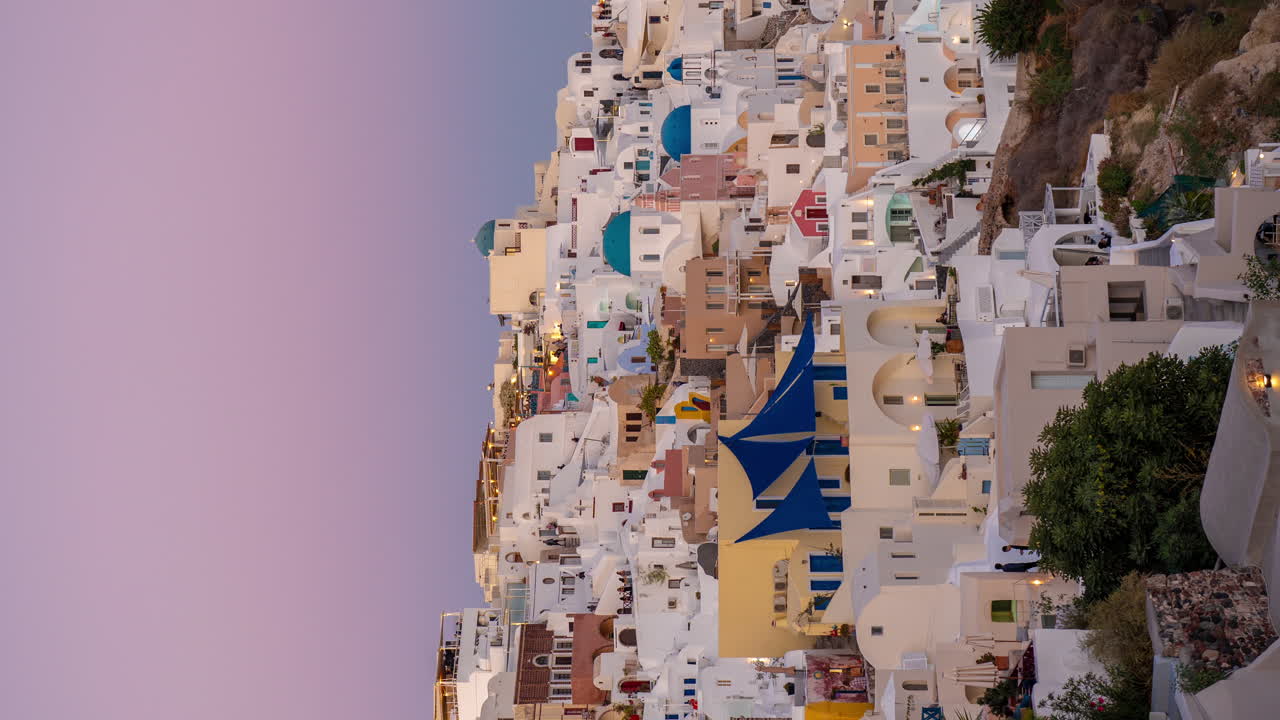 4k vertical del atardecer en la isla de santorini, grecia