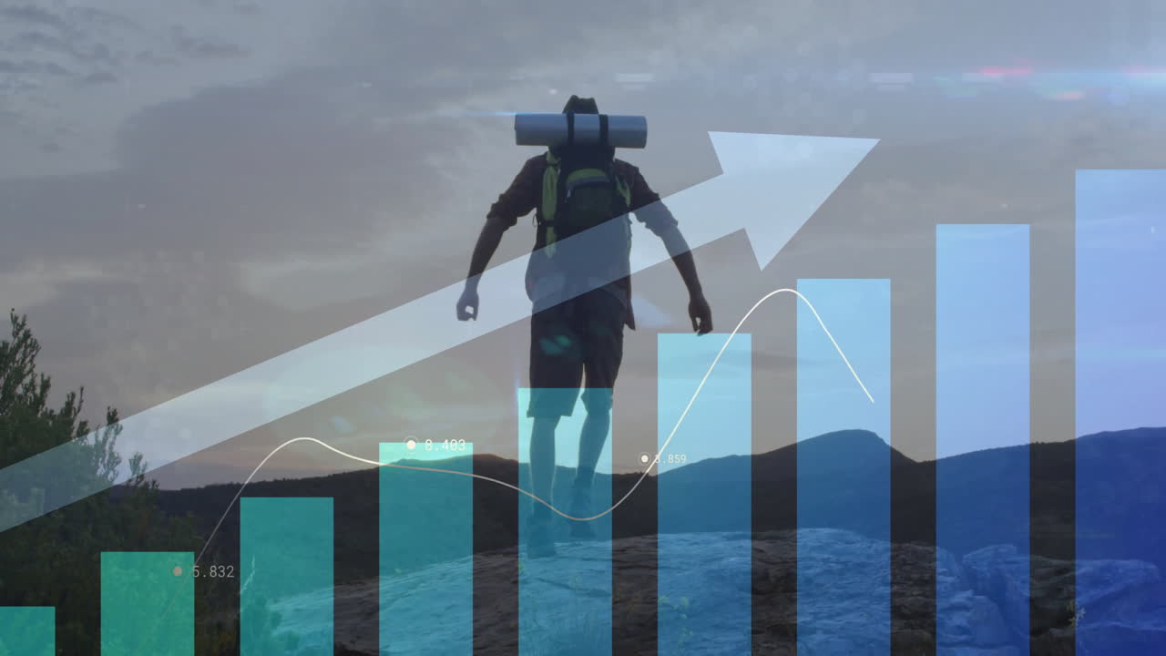 animación de procesamiento de datos financieros sobre hombre caucásico caminando en las montañas