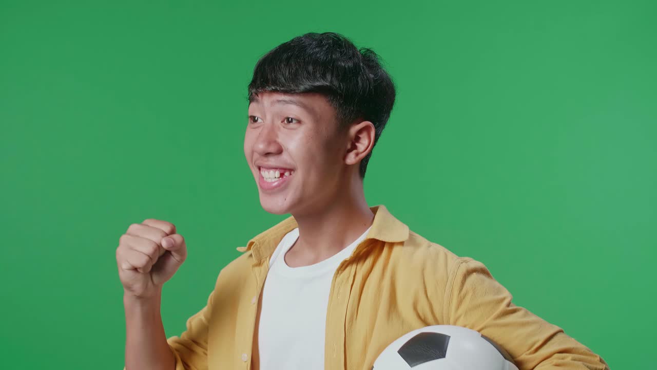 축구 공 을 들고 있는 흥분 한 십대