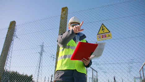 manager giving instruction at hazardous outdoor workplace location