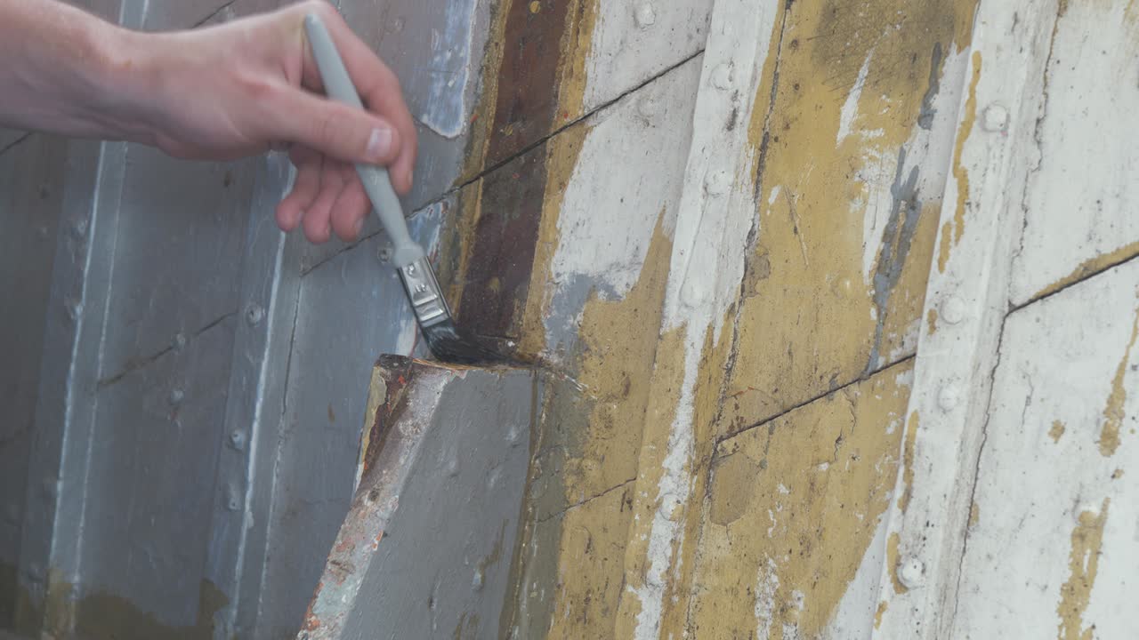 aplicación de endurecedor de madera a la madera blanda