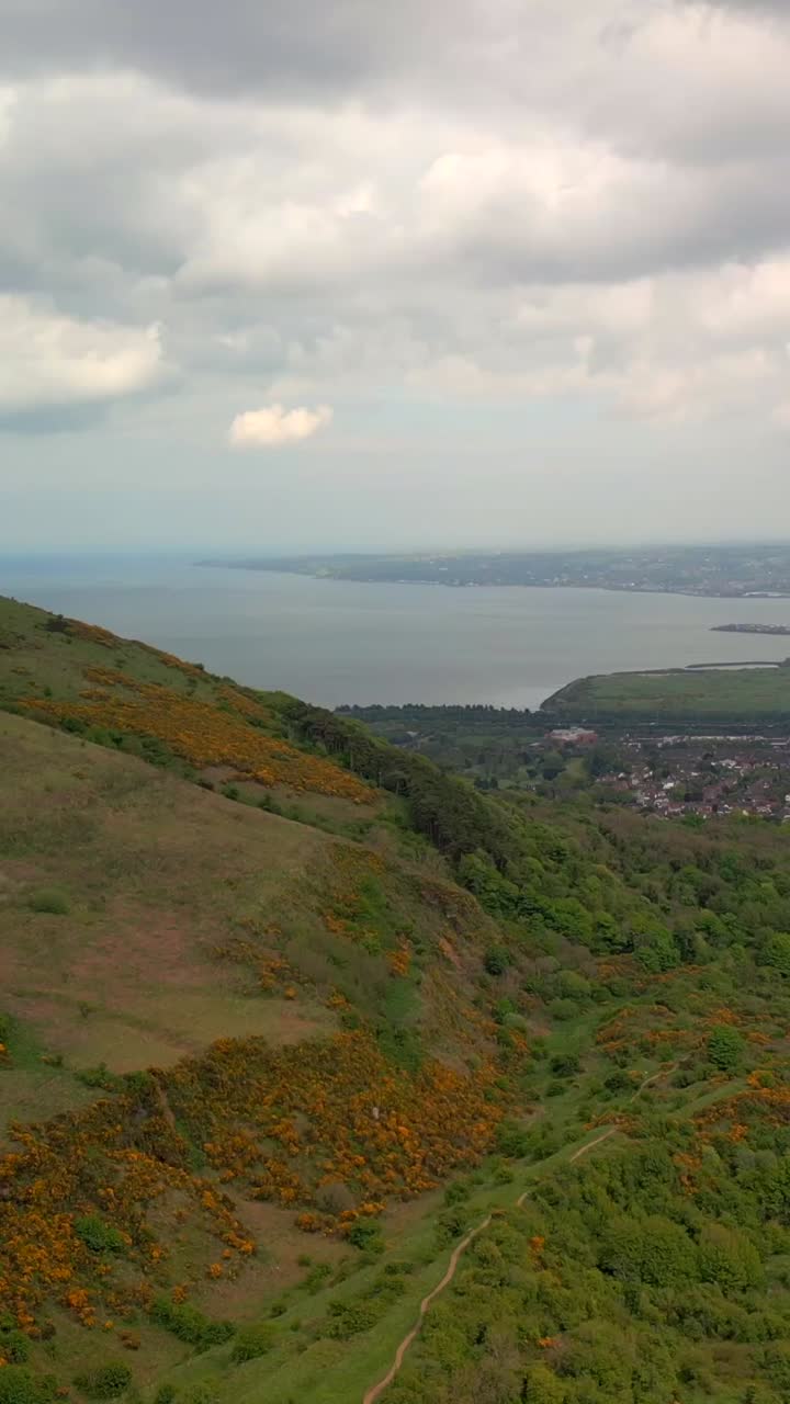 Video udara rasio sosial perjalanan dari Cavehill di Belfast, County Antrim di Irlandia Utara. Direkam dalam 1080x1920, 60FPS dan dengan warna Rec709
