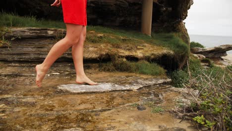 Beine-Einer-Frau,-Die-Auf-Den-Felsen-Spazieren-Geht-Und-Auf-Zehenspitzen-Geht---Felsige-Strandküste-In-Den-östlichen-Vororten---New-South-Wales,-Australien