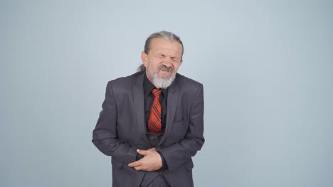 hombre de negocios con dolor de estómago.
