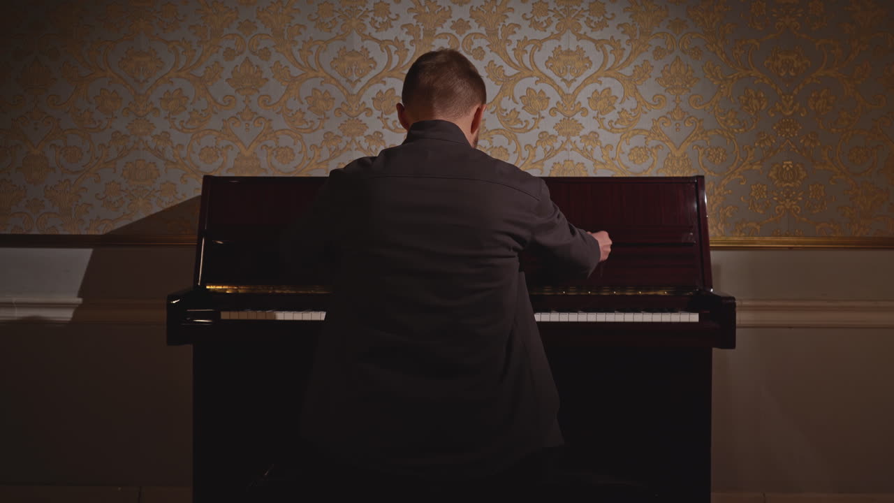 빈티지 방에서 피아노를 연주하는 남자