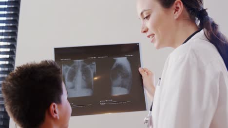 fisioterapeuta que muestra el informe de rayos x al paciente varón 4k