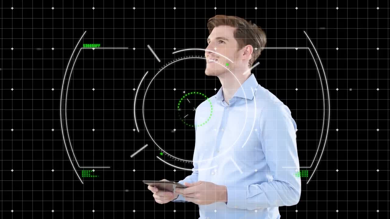 animación del procesamiento de datos sobre un empresario caucásico sonriente que usa una tableta