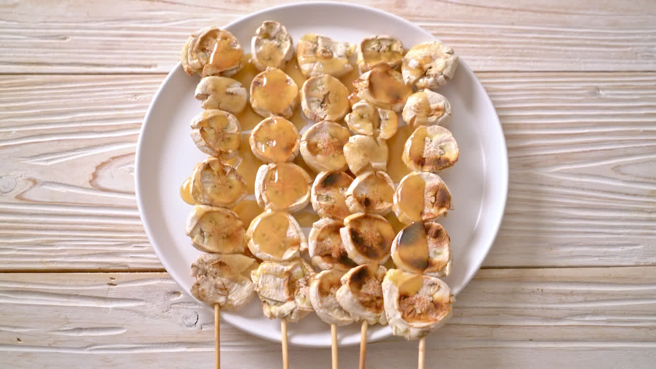 캐러멜 소스를 곁들인 얇게 썬 바나나 그릴