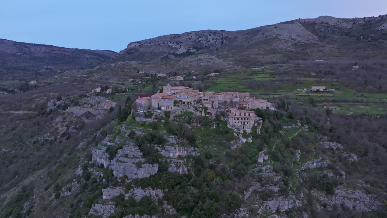 Vista aerea del Castello di Gourdon e del villaggio collinare all'alba, Francia