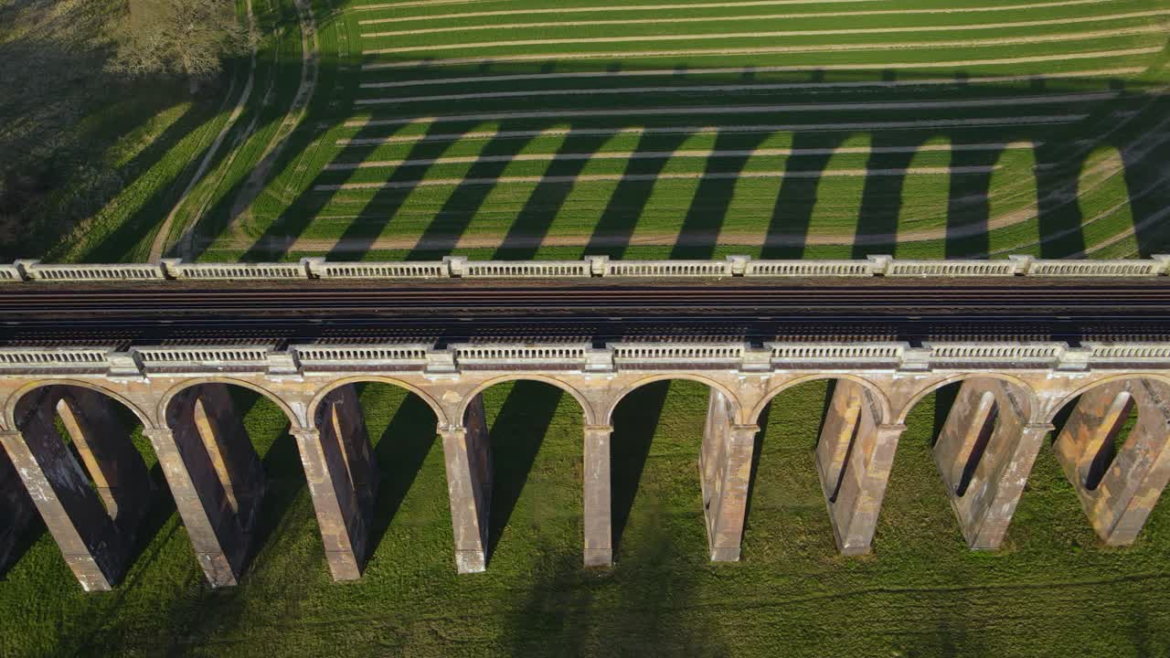 ouse 계곡 또는 balcombe viaduct, sussex in england, uk의 철도 옆으로 공중