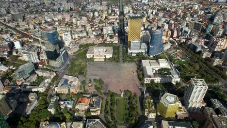 Tirana,-La-Capital-De-Albania,-Maravillosos-Edificios-Se-Alinean-En-Bulevares-Y-Amplias-Plazas-Definen-La-Elegancia-Urbana.