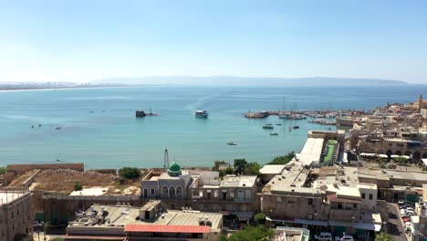 Barco-Mercante-Navega-Hacia-Una-Ciudad-Portuaria-En-Galilea-Desde-Un-Dron