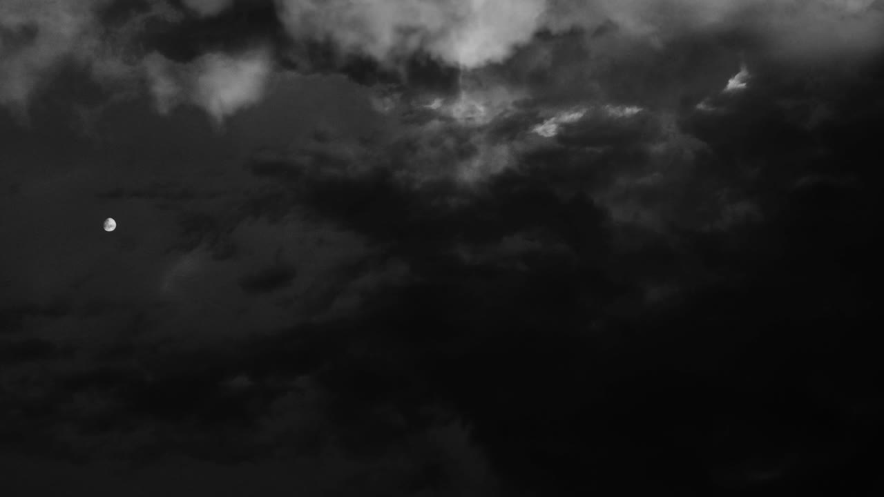 темное облако с грозой приблизилось.