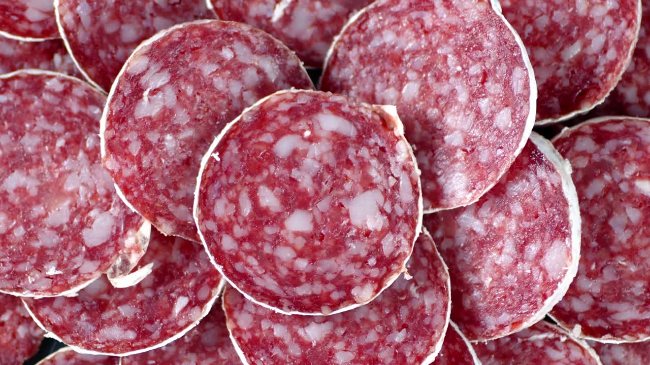 살라미 조각이 천천히 테이블 위에 회전합니다.