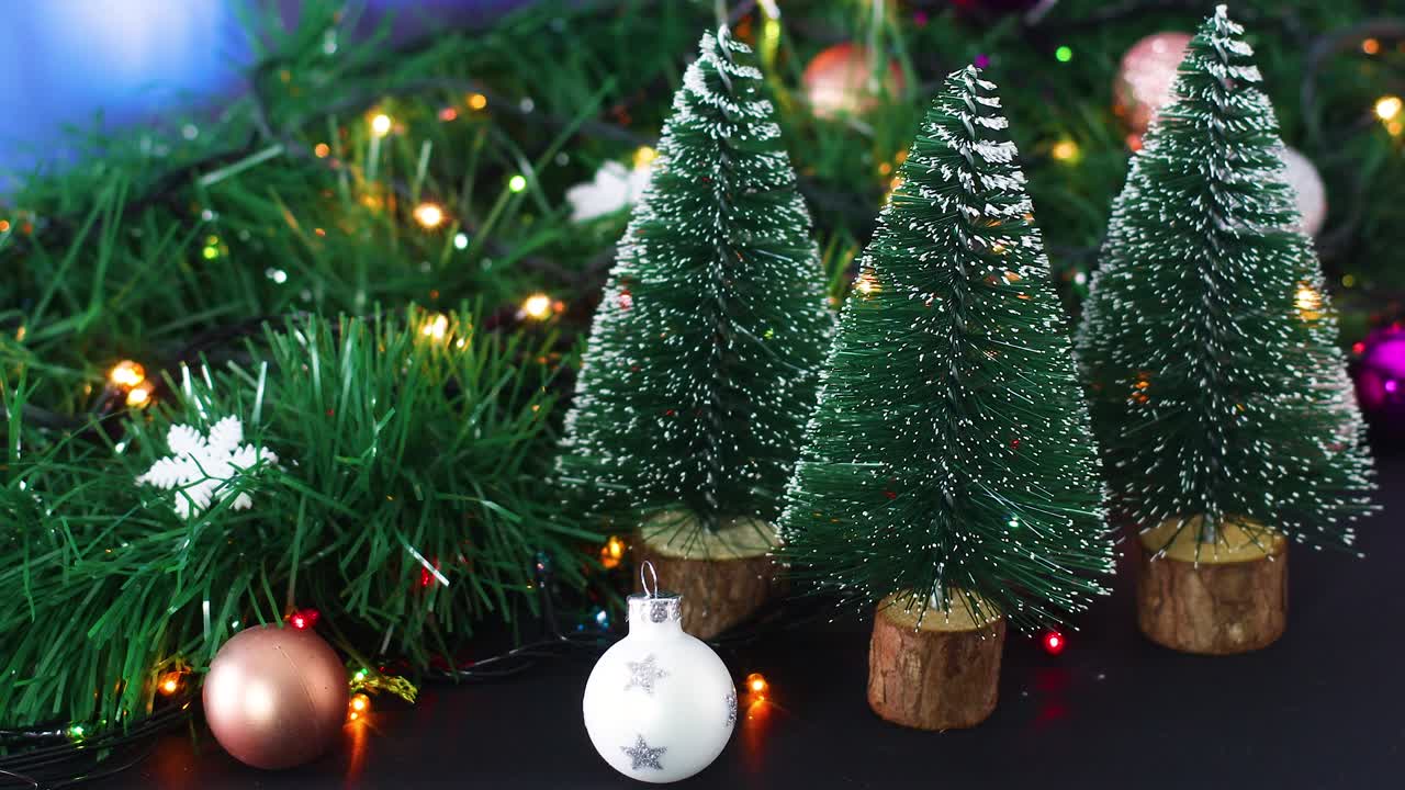 decoración brillante de navidad con luces parpadeantes, adornos de navidad y pequeños pinos