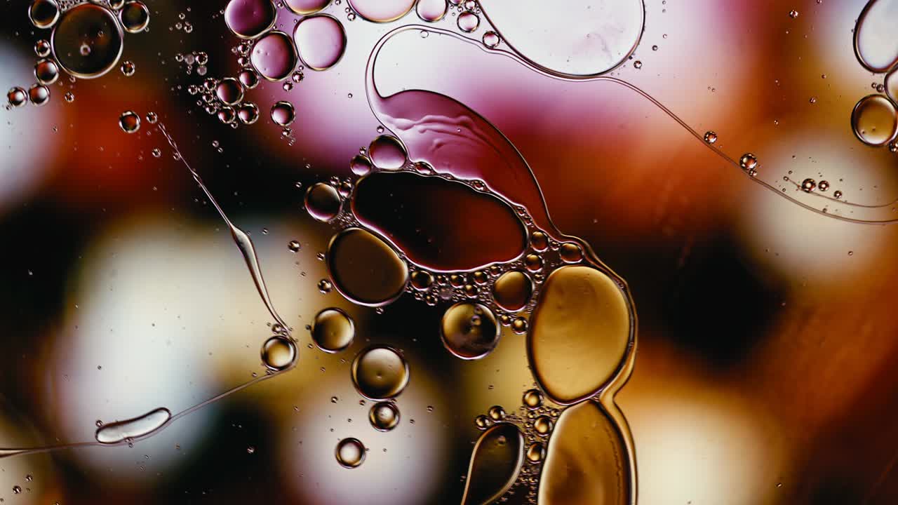 추상적인 다채로운 음식 기름 방울 거품과 구가 흐르고