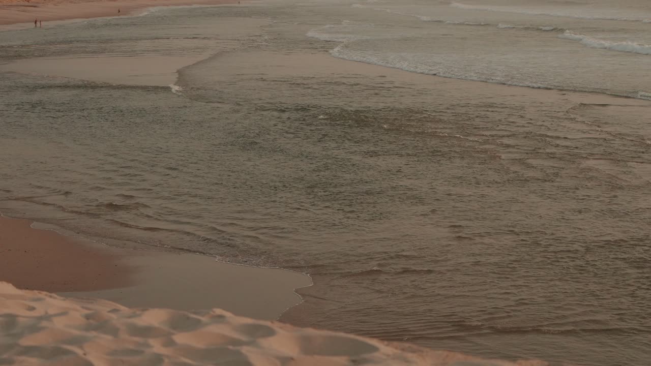 해가 지는 해변 장면