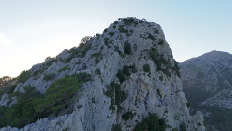 Mallorca-Aérea,-Rocas-En-La-Cima-De-Una-Montaña,-Fondo-De-Luz-Solar