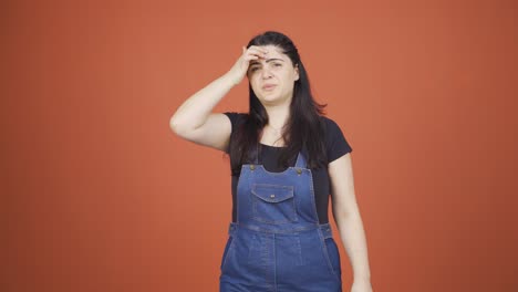 una mujer emocionada.