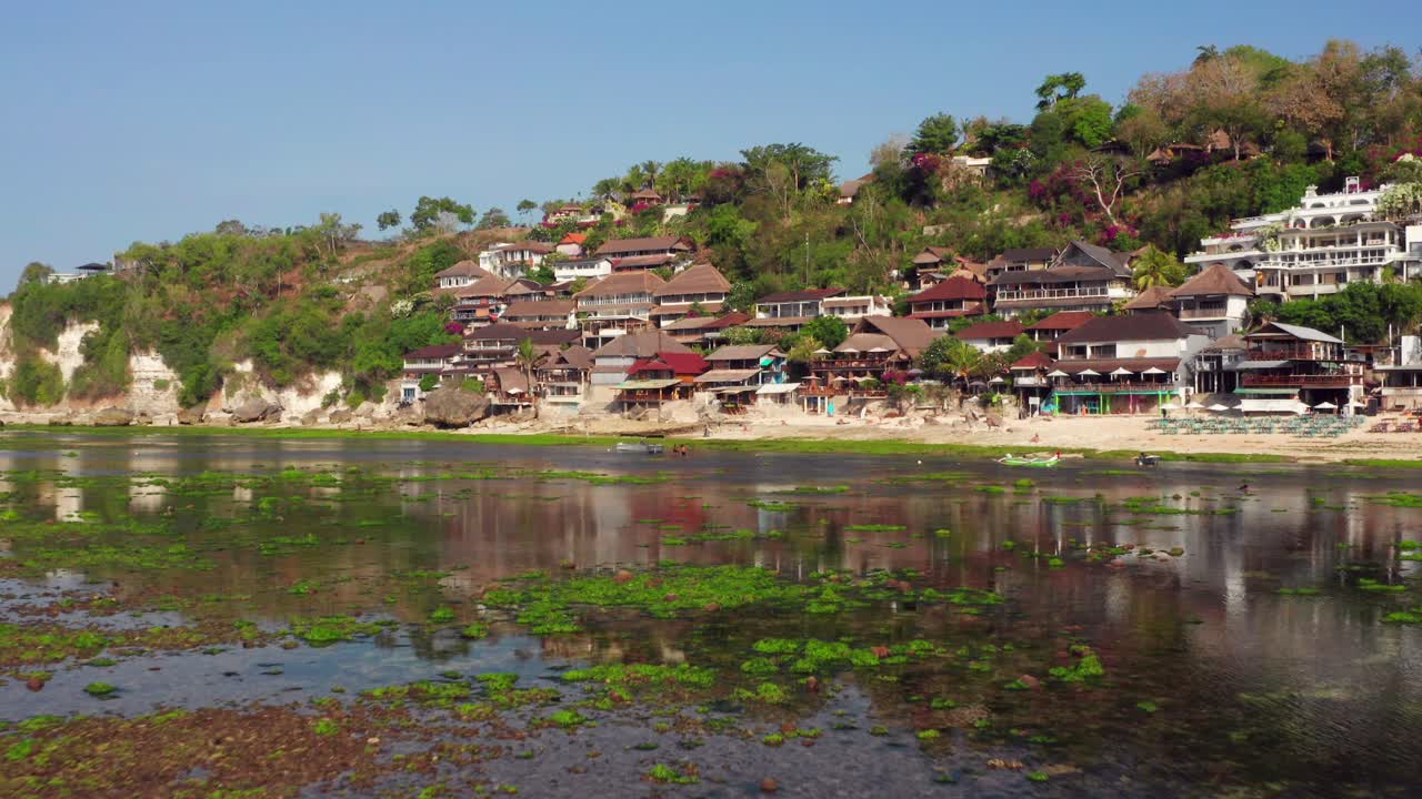 Düşük gelgit sırasında Uluwatu kayalıklarındaki Bingin kasabası.
