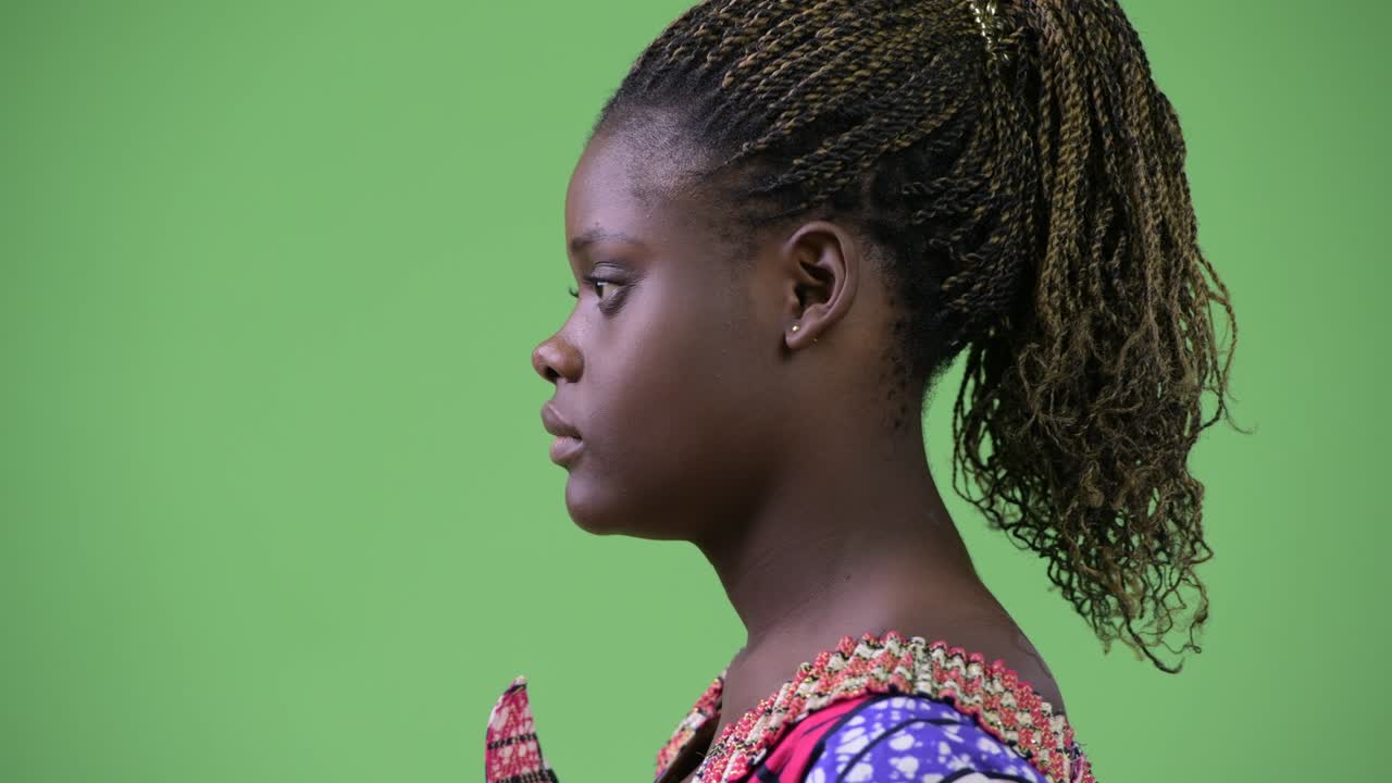 vista del perfil de una joven africana