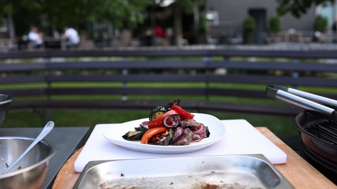 그릴 된 고기와 채소 접시