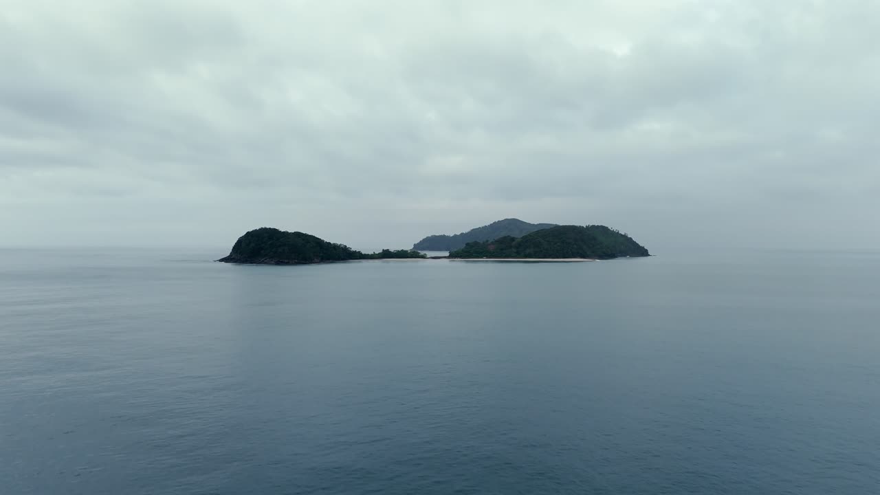 Ripresa aerea che sorvola le isole dell'Oceano Atlantico al largo della costa brasiliana